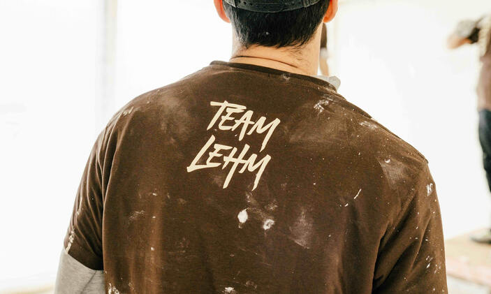 Ein Mann mit einem "Team Lehm" Shirt an