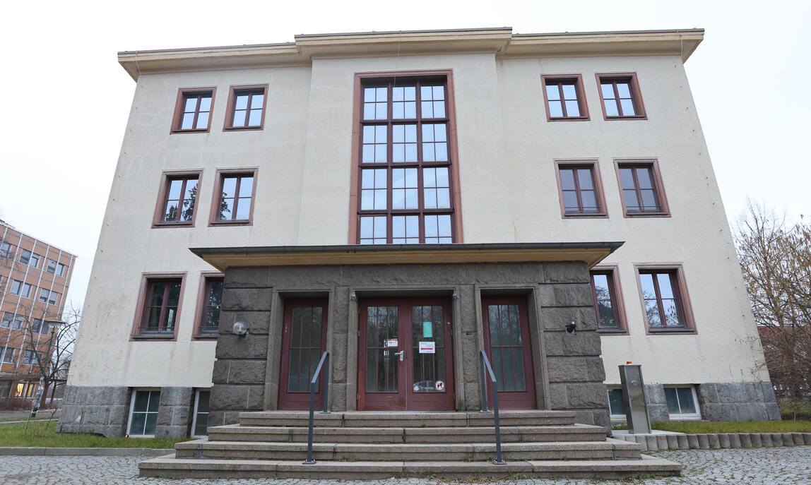 Schule von aussen