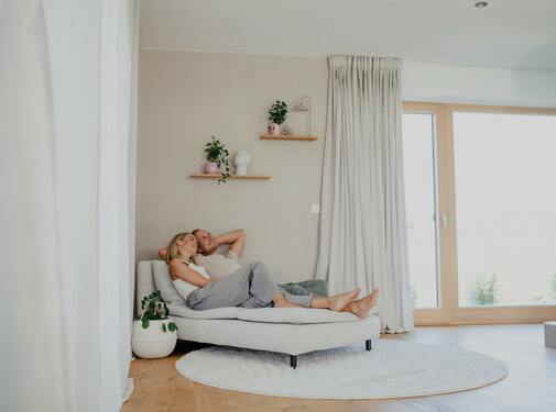 paar genießt auf der couch heiz- und kühldecke von naturbo