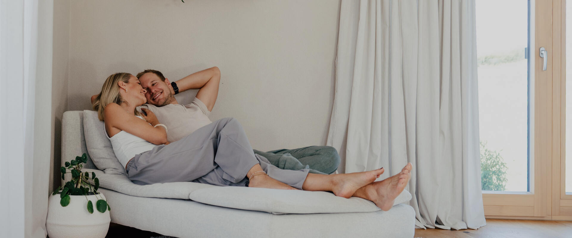 paar genießt auf der couch heiz- und kühldecke von naturbo